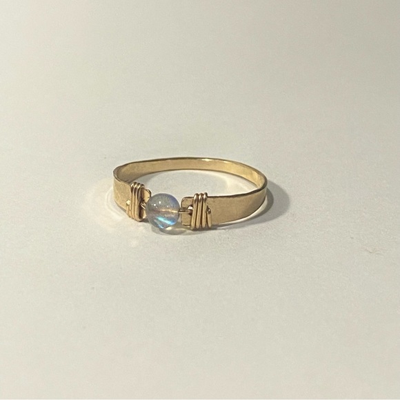 Flashy labradorite ring, hammered ring band, handmade ring, gemstone ring - Picture 3 of 8